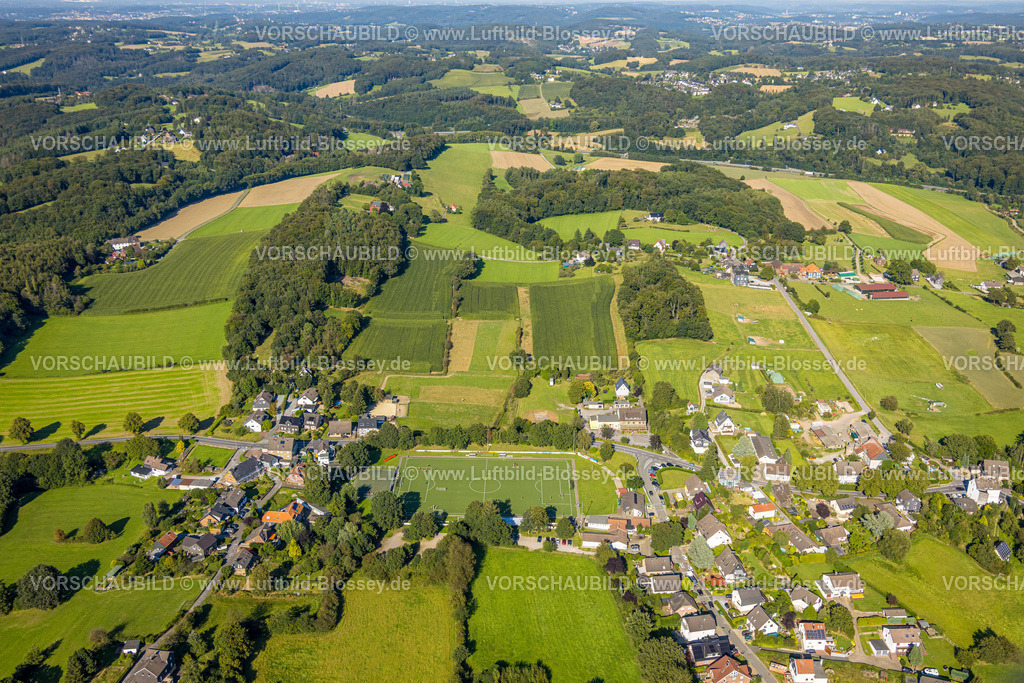 Sprockhoevel240811132 | Luftbild, Hügellandschaft mit Wiesen und Felder und Waldgebiet, Fußballstadion Haßlinghauser Straße des Sport-Club Obersprockhövel e.V., Spieler im Traing, Obersprockhövel, Sprockhövel, Ruhrgebiet, Nordrhein-Westfalen, Deutschland