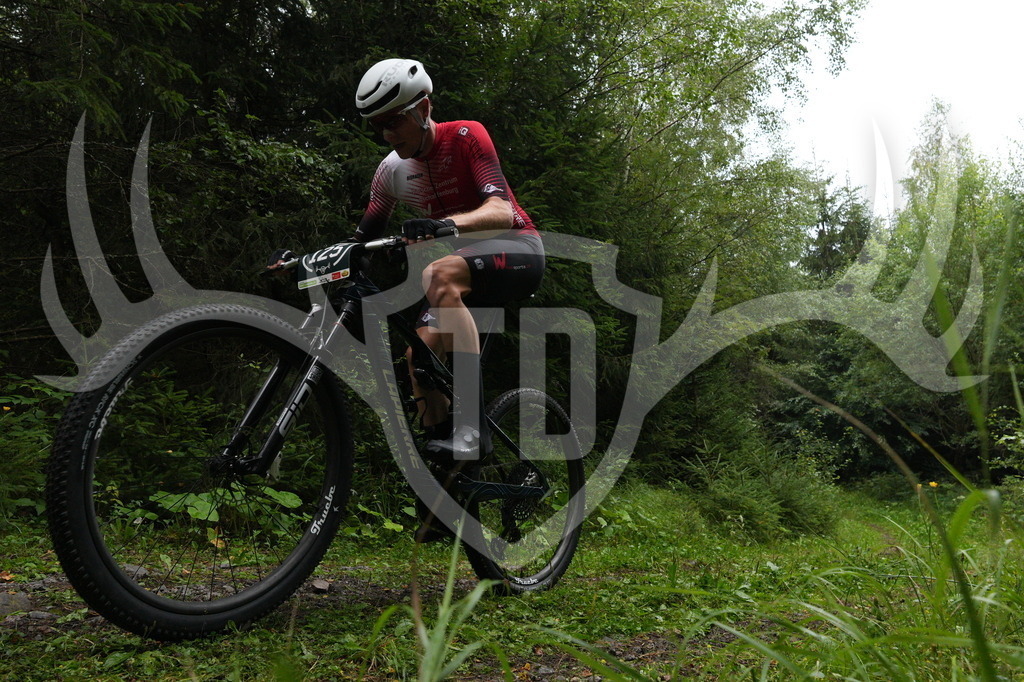 A6703513 | Fotogalerie der Treibjagd im Dunkelwald - Dein MTB Etappenrennen im Erzgebirge - Realisiert mit Pictrs.com