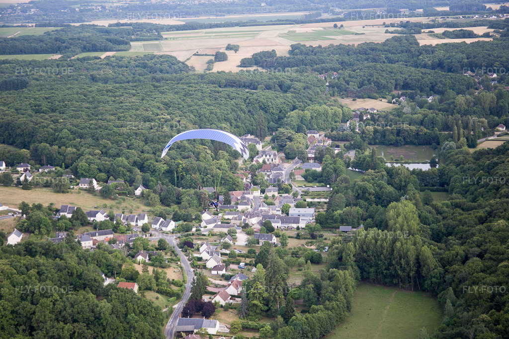 Luftbild: Ortsansicht in Saint-Ouen-les-Vignes im Bundesland Indre-et-Loire in Frankreich. Foto: IMG_082292.jpg vom 20.06.2015 durch Werner Riehm/FLY-FOTO.de