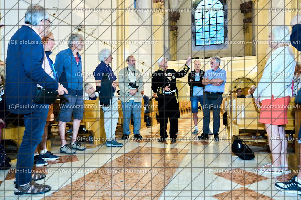 ALP3860_Jeanne de Ferrette_Kranzniederlegung_Grabplatte_Hildebrand | (C)FotoLois.com, Alois Spandl, 700stes Hochzeitsjubiläum - Albrecht II. mit Johanna von Pfirt in Thann (FR) im März 2024. Empfang des Organistionskommitees aus der Region Ferrette (Pfirt)/Thann aus dem Elsass mit Empfang durch die Stadtgemeinde und Bezirkshauptmannschaft Scheibbs im Schloss Scheibbs und anschließender Kranzniederlegung in der Kartausenkirche über der Krypta des Gründerehepaares durch Mitglieder des Templer Ordens im Beisein von Mitgliedern der Goldhaubengruppen, Fr 22. September 2023.