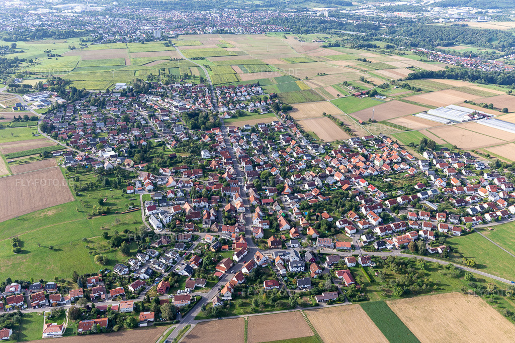 Luftbild: Ortsansicht am Rande von landwirtschaftlichen Feldern und Nutzflächen in Degerschlacht im Ortsteil Degerschlacht in Reutlingen im Bundesland Baden-Württemberg in Deutschland. Foto: IMG_008615.jpg vom 27.08.2020 durch Werner Riehm/FLY-FOTO.de