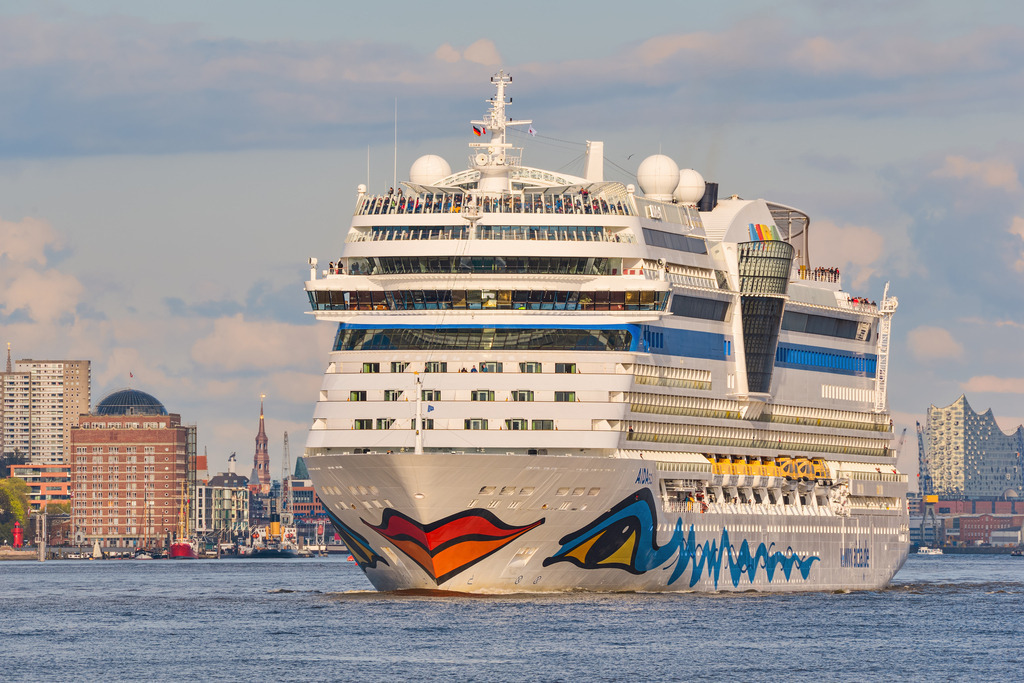 AIDAsol | Das 253 Meter lange Kreuzfahrtschiff AIDAsol bei der Ausfahrt aus dem Hafen in Hamburg. Das Bild entstand, als die AIDAsol den Anleger Neumühlen/Övelgönne passiert hatte. - Realisiert mit Pictrs.com