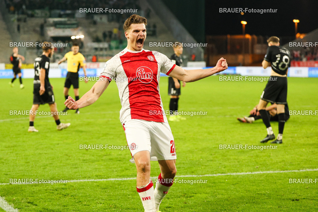 Rot-Weiss Essen - 1.Fc Schweinfurt | Essen, Deutschland, 02.11.2025 Marek Jansen  (Rot-Weiss Essen) Torjubel nach dem 2:1während des 3.Liga Spiels zwischen  Rot-Weiss Essen und 1.Fc Schweinfurt am 02.11.2025 im Stadion an der Hafenstraße in Essen. (Foto von Timo Bluhmki-Schmidt/Brauer Fotoagentur