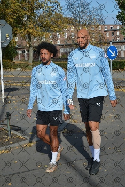 RGE_6618r | Hertha BSC, 2.Bundesliga, Herren, Saison 2025/26, Training, im Bild von li. Jeremy Dudziak  ( Hertha BSC ),  John Anthony Brooks ( Hertha BSC ),    Fotograf:  Ralf Gebhardt,  - Realisiert mit Pictrs.com