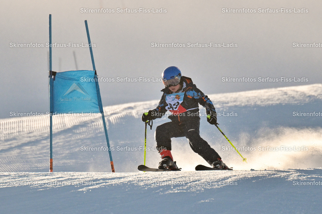 SRF_25.12.2025_0322 | Skirennfotos,Serfaus,Fiss,Ladis,Kinderskirennen,Winter,Tirol,Oberland,skirace,SFL,feelfree,weil wir's genießen,ski,Ski,skifahren,Sonnenplateau, - Realisiert mit Pictrs.com