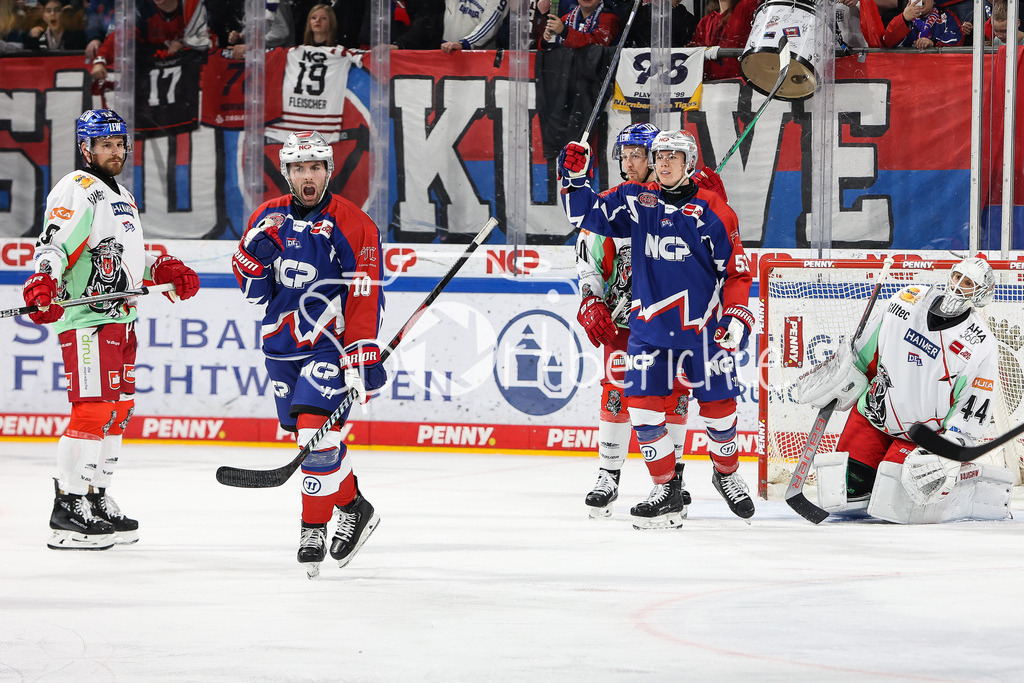 Nürnberg ICE Tigers - Augsburger Panther | Jubel der Hausherren nach dem Treffer zum 3-2 druch Hayden SHAW (EHC #82) / Freude / Tor / Torschuetze / DEL Retro Game