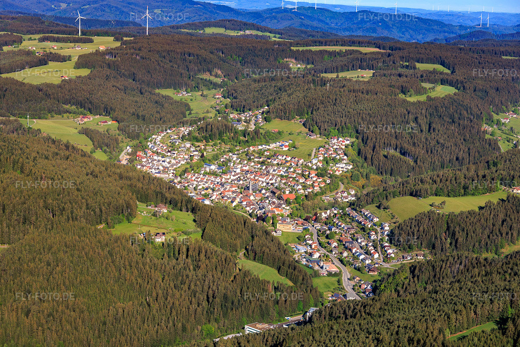 Luftbild: Ortsansicht im Schiltach-Tal aus Osten im Ortsteil Tennenbronn in Schramberg im Bundesland Baden-Württemberg in Deutschland.Foto: IMG_156335.jpg vom 17.05.2026 durch Werner Riehm/FLY-FOTO.deAuflösung des Originals: 5627 x 3751 px