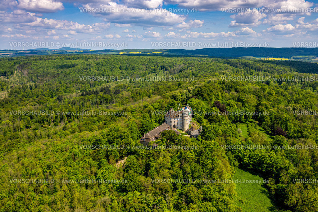 Brakel240504778SchlossHinnenburg | Luftbild, Schloss Hinnenburg auf einer Bergkuppe im Waldgebiet, Privatbesitz der Familie von der Asseburg-Falkenstein-Rothkirch, Fernsicht mit blauem Himmel und Wolken, Hinnenburg, Brakel, Ostwestfalen, Nordrhein-Westfalen, Deutschland