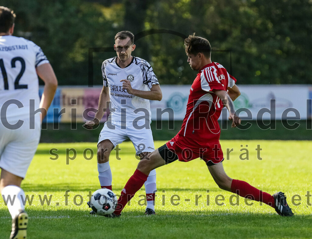 2023-09-09_042_FC_Herzogstadt_II_gegen_SG_Hoerlkofen_Woerth | Erding, Deutschland, 09.09.2023:
Fußball, A-Klassel 2023 / 2024, 6. Spieltag, FC Herzogstadt II gegen SG Hörlkofen/Wörth, Endergebnis: 1:2

David Stotz (FC Herzogstadt, #21), Lukas Becker (SG Hörlkofen/Wörth, #11)

Foto: Christian Riedel / fotografie-riedel.net