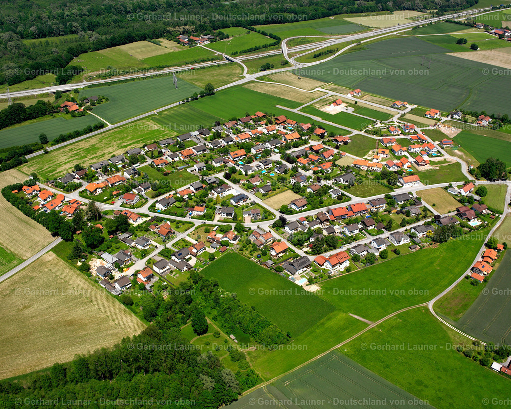 2600621 | ALZGERN 09.06.2006 Landwirtschaftliche Nutzflächen und Feldgrenzen  umsäumen das Siedlungsgebiet des Dorfes in Alzgern im Bundesland Bayern, Deutschland // Agricultural land and field boundaries surround the settlement area of the village  in Alzgern in the state Bavaria, Germany Foto: Gerhard Launer