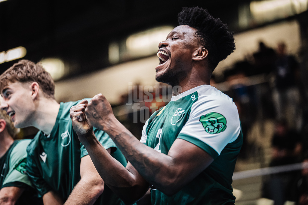 Volleyball | Herren | Saison 2025/2026 | Volleyball Ligacup | FT 1844 Freiburg vs. Helios GRIZZLYS Giesen | 12.10.2024 | Timothy McIntosh (#2, FT 1844 Freiburg) jubelt von der Bank aus