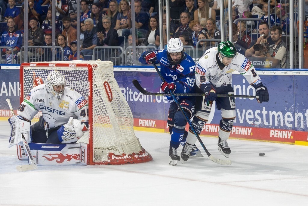 DEL, Deutsche Eishockey Liga Saison 2026/27, 2. Spieltag: Adler Mannheim gegen Eisbären Berlin | DEL, Deutsche Eishockey Liga Saison 2026/27, 2. Spieltag: Adler Mannheim gegen Eisbären Berlin***Max Calce (39, Mannheim) luchst Mitchell Reinke (5, Berlin) den Puck ab - Realisiert mit Pictrs.com