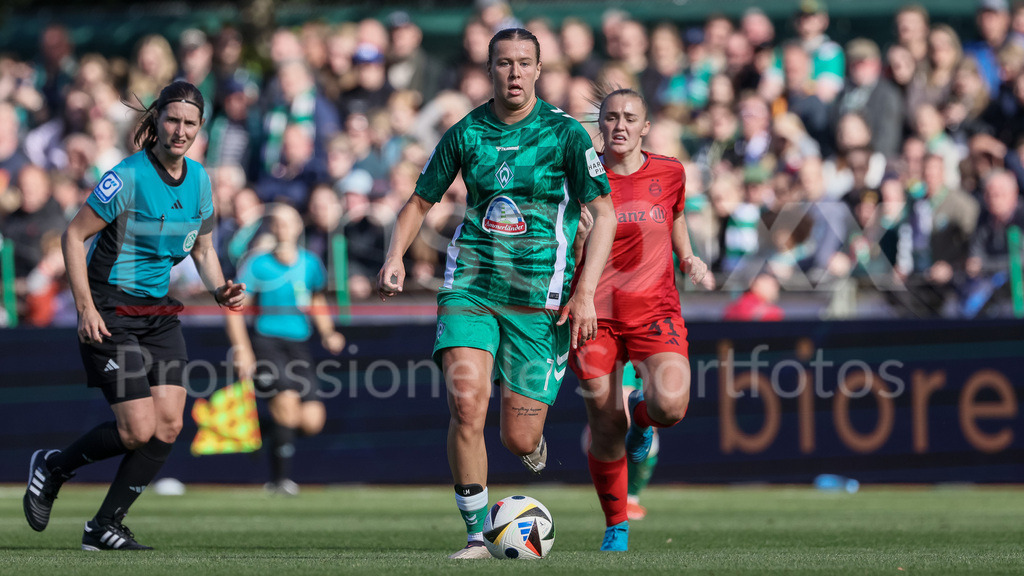 Fussball, Google Pixel Frauen-Bundesliga, SV Werder Bremen - FC Bayern München | v.li.: Larissa Mühlhaus (SV Werder Bremen, 7) am Ball, Einzelbild, Ganzkörper, Aktion, Action, Spielszene, DIE DFB-RICHTLINIEN UNTERSAGEN JEGLICHE NUTZUNG VON FOTOS ALS SEQUENZBILDER UND/ODER VIDEOÄHNLICHE FOTOSTRECKEN. DFB REGULATIONS PROHIBIT ANY USE OF PHOTOGRAPHS AS IMAGE SEQUENCES AND/OR QUASI-VIDEO.