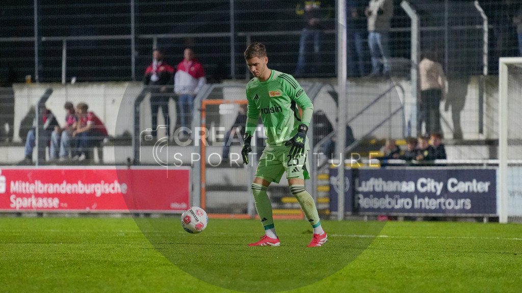 Fußball, Herren, Saison 2025/2026, Testspiel, Freundschaftsspiel, FSV 63 Luckenwalde vs. 1.FC Union Berlin, Mittwoch 08.10.2025, Werner-Seelenbinder-Stadion Luckenwalde, | Fußball, Herren, Saison 2025/2026, Testspiel, Freundschaftsspiel, FSV 63 Luckenwalde vs. 1.FC Union Berlin, Mittwoch 08.10.2025, Werner-Seelenbinder-Stadion Luckenwalde, Im Bild: Carl Klaus (Union) - Realisiert mit Pictrs.com