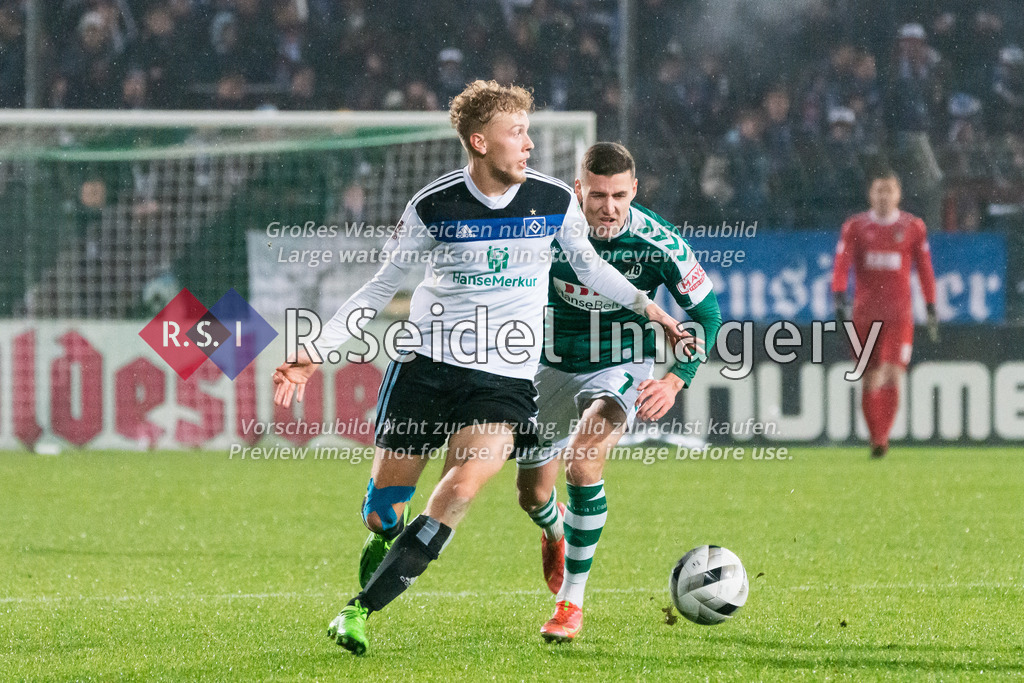 Fußball, Saison 2022/23, Regionalliga Nord, VfB Lübeck - Hamburger SV II, Stadion an der Lohmühle (Lübeck), 25.11.2022, 20. Spieltag | Bent Andresen (#15, HSV II), Marius Hauptmann (#7, Lübeck)