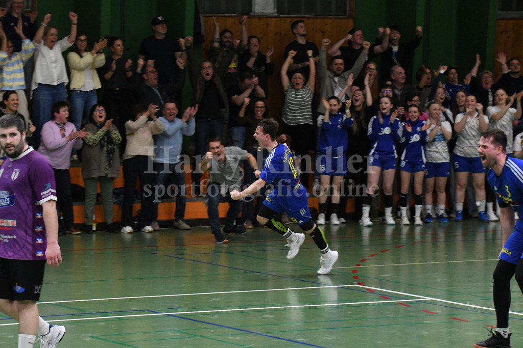 SSG Metten : SpVgg Altenerding | ganz Metten außer Rand und Band nach dem letzten Tor im Spiel durch Emanuel Pirzer (SSG Metten #18) - Realisiert mit Pictrs.com