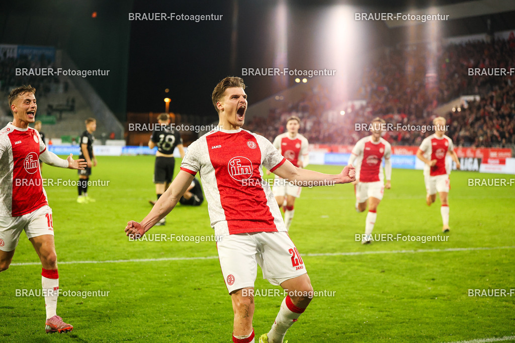 Rot-Weiss Essen - 1.Fc Schweinfurt | Essen, Deutschland, 02.11.2025 Marek Jansen  (Rot-Weiss Essen) Torjubel nach dem 2:1während des 3.Liga Spiels zwischen  Rot-Weiss Essen und 1.Fc Schweinfurt am 02.11.2025 im Stadion an der Hafenstraße in Essen. (Foto von Timo Bluhmki-Schmidt/Brauer Fotoagentur