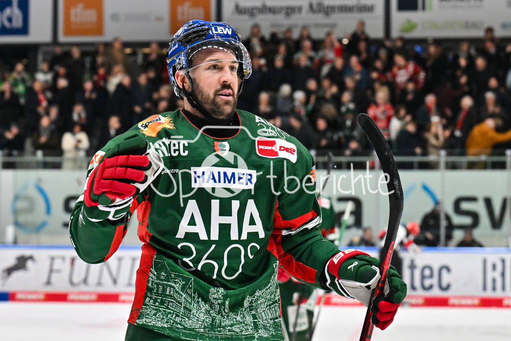 Augsburger Panther - Löwen Frankfurt | AUGSBURG, GERMANY - 16. JANUARY: Jubel der Panther nach dem Treffer zum 6-3 durch Jason BAST (Augsburger Panther 45) / Tor / Torschuetze / Freude / Happy während dem Match zwischen den Augsburger Panthern und den Löwen Frankfurt am 40. Spieltag der penny DEL im Curt Frenzel Stadion