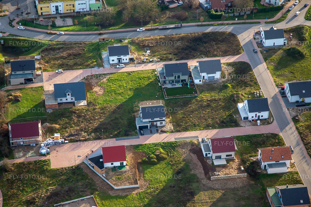 Luftbild: Neubaugebiet K2 Holunderweg in Kandel im Bundesland Rheinland-Pfalz in Deutschland. Foto: IMG_135776.jpg vom 03.01.2023 durch Werner Riehm/FLY-FOTO.de