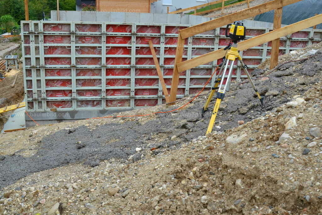 Einseitige Wandschalung, Kellerschalung | Schalung für Betonwände aus einseitiger Aluschalung, davor Rotationslaser für Messung der Höhenlage