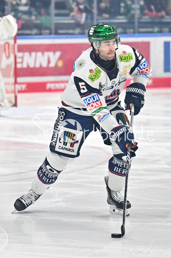Augsburger Panther - Eisbären Berlin | aUGSBURG, GERMANY - 27. JANUARY: am Puck Michell REINKE (Eisbären Berlin 5) / Einzelfoto / Freisteller während dem Match zwischen den Augsburger Panthern und den Fischtown Pinguins am 43. Spieltag der Penny DEL im Curt Frenzel Stadion