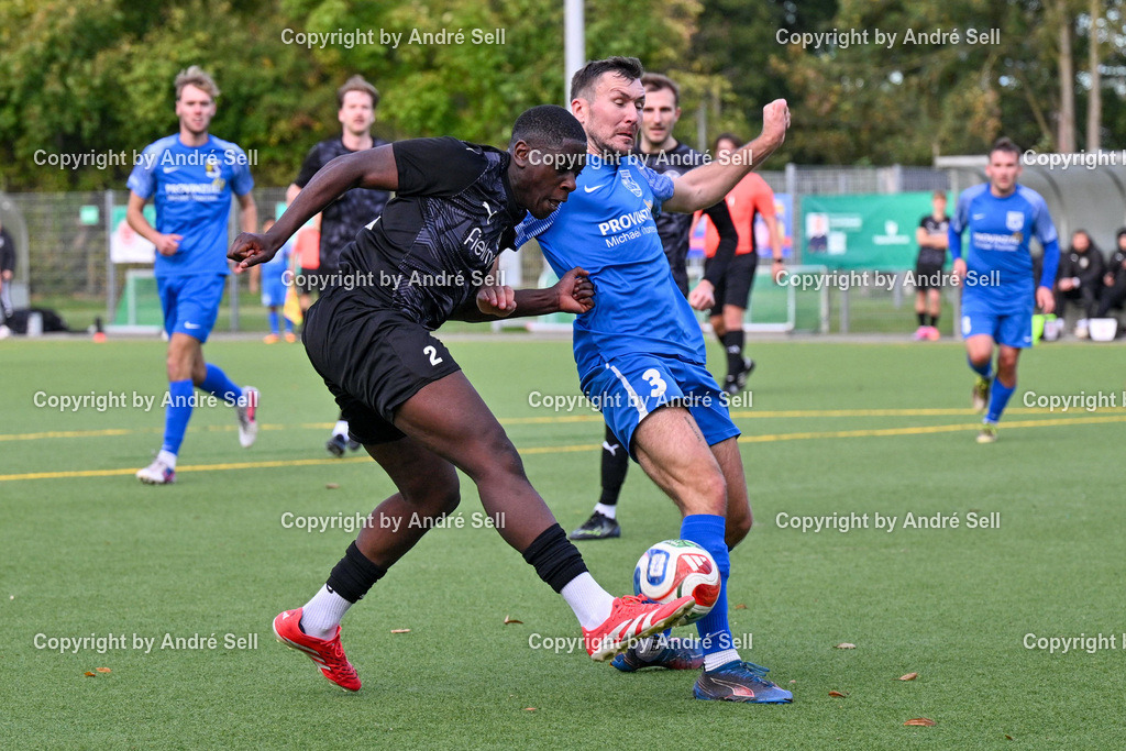 TSV Klausdorf vs SV Dörpum | Nils Adjamgba (Klausdorf #2) vs Finn Paulsen (Dörpum #3) / Fußball-Landesliga Schleswig Männer 2026/2027 / TSV Klausdorf vs SV Dörpum / Kunstrasenplatz Klausdorf / Schwentinental / 17.10.26 - Realisiert mit Pictrs.com