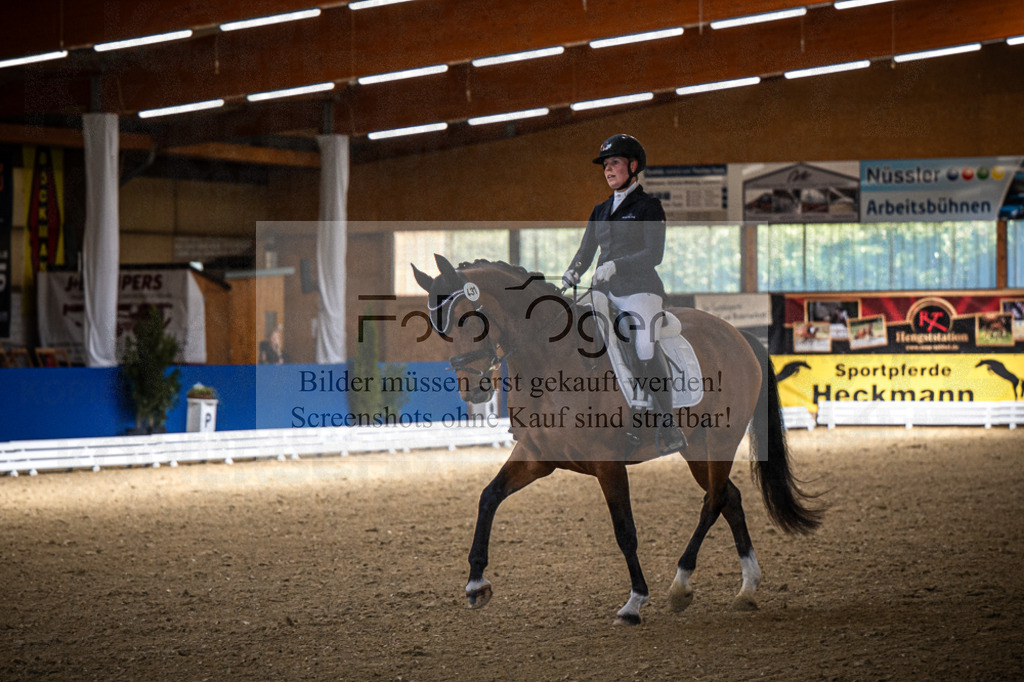 DOS_0287 | Entdecke hochwertige Reitturnierfotos von Foto Oger. Professionell, emotional und authentisch – jetzt Lieblingsmomente im Shop bestellen.Deutschlandweite Turnierfotografie. - Realisiert mit Pictrs.com