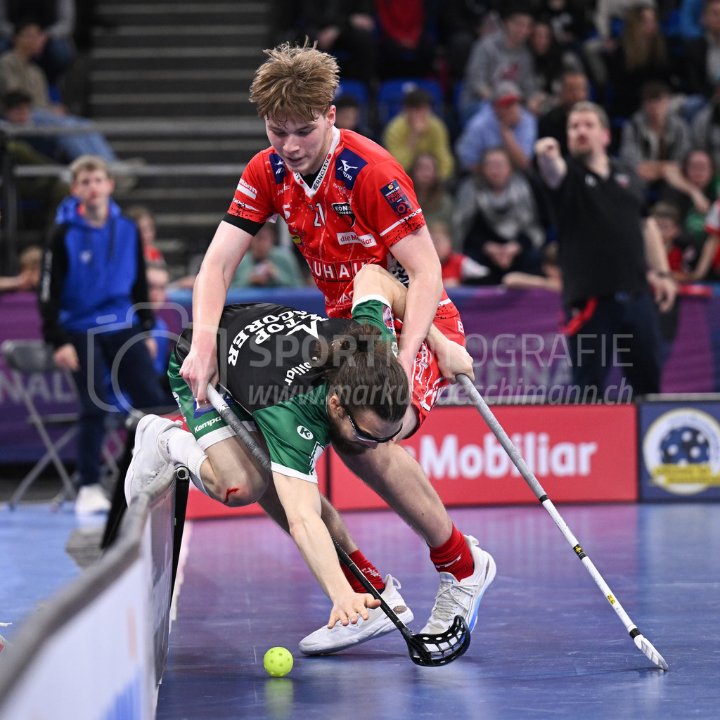 SV Wiler-Ersigen vs Floorball Köniz - 15. April 2023 | SV Wiler-Ersigen vs Floorball Köniz
Stimo Arena, Kloten
David Hermle (#21 Floorball Koeniz) gegen Michal Dudovic (#4 SV Wiler-Ersigen).
Bild: Sportfotografie Markus Aeschimann | www.markus-aeschimann.ch - Realisiert mit Pictrs.com