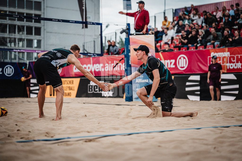 Beachvolleyball | Männer | Allianz German Beach Tour 2025 | Tourstop Berlin | 22.08.2025 | v.l. Jonas Reinhardt und Robin Sowa klatschen ein