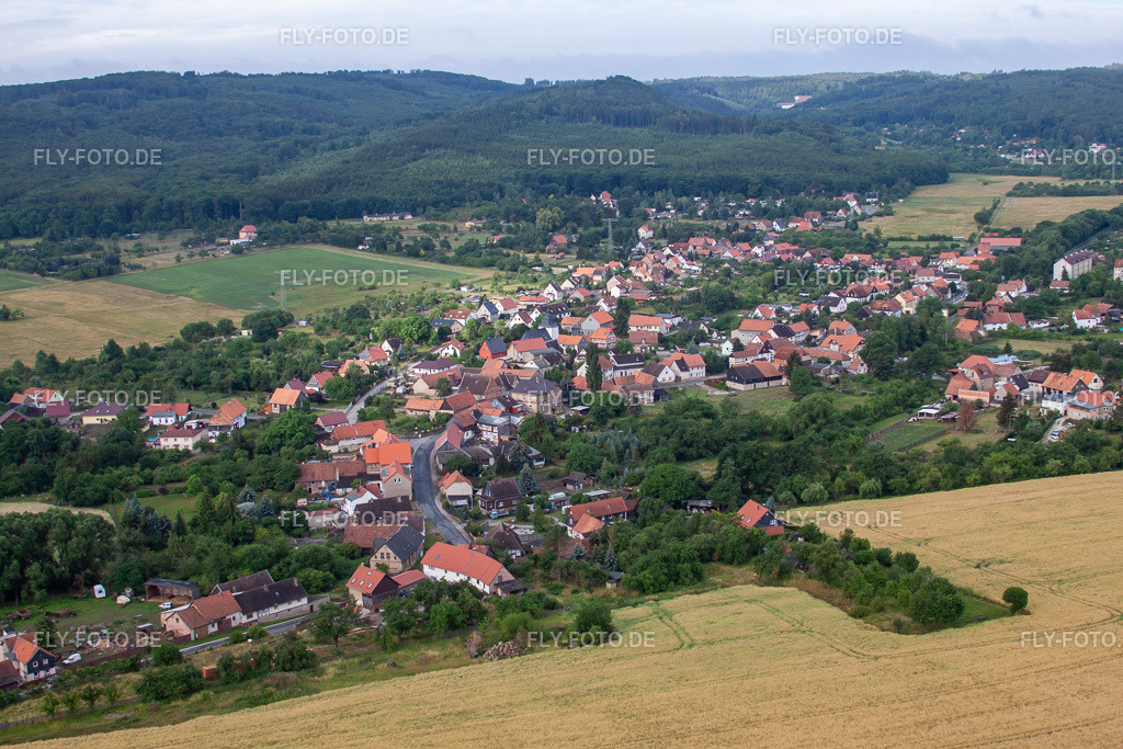 Dorf - Ansicht am Rande von landwirtschaftlichen Feldern und Nutzflächen in Wienrode | Luftbild: Dorf - Ansicht am Rande von landwirtschaftlichen Feldern und Nutzflächen in Wienrode im Ortsteil Wienrode in Blankenburg im Bundesland Sachsen-Anhalt in Deutschland. Foto: IMG_41994.jpg vom 26.06.2011 durch Werner Riehm/FLY-FOTO.de - Realisiert mit Pictrs.com