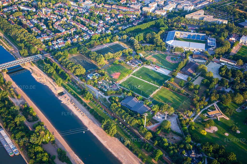 Luftbild: Seilbahn über den Neckar vom Luisen- zum Spinellipark der Bundesgartenschau Mannheim BUGA 2023 im Ortsteil Oststadt in Mannheim im Bundesland Baden-Württemberg in Deutschland.Foto: IMG_137169.jpg vom 24.06.2023 durch Werner Riehm/FLY-FOTO.deAuflösung des Originals: 5472 x 3648 px