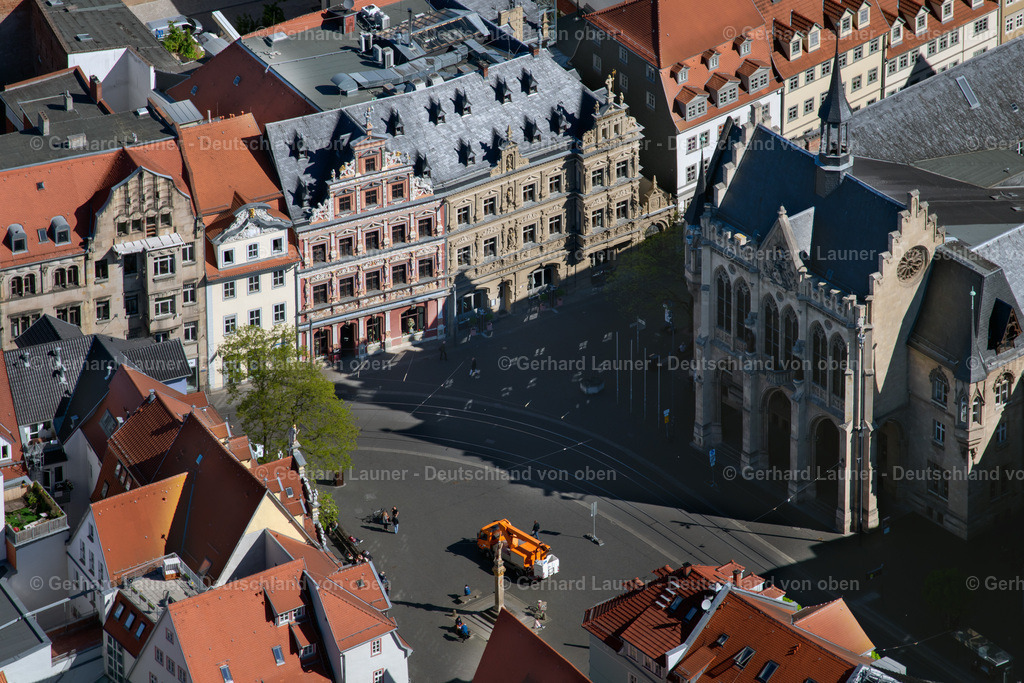 4026371 | ERFURT 07.05.2020 Gebäude des historischen Rathauses der Stadtverwaltung am Fischmarkt in der Altstadt in Erfurt im Bundesland Thüringen, Deutschland. Weiterführende Informationen bei: Landeshauptstadt Erfurt. // Town Hall building of the city administration on Fischmarkt in of Altstadt in Erfurt in the state Thuringia, Germany. Further information at: Landeshauptstadt Erfurt. Foto: Gerhard Launer