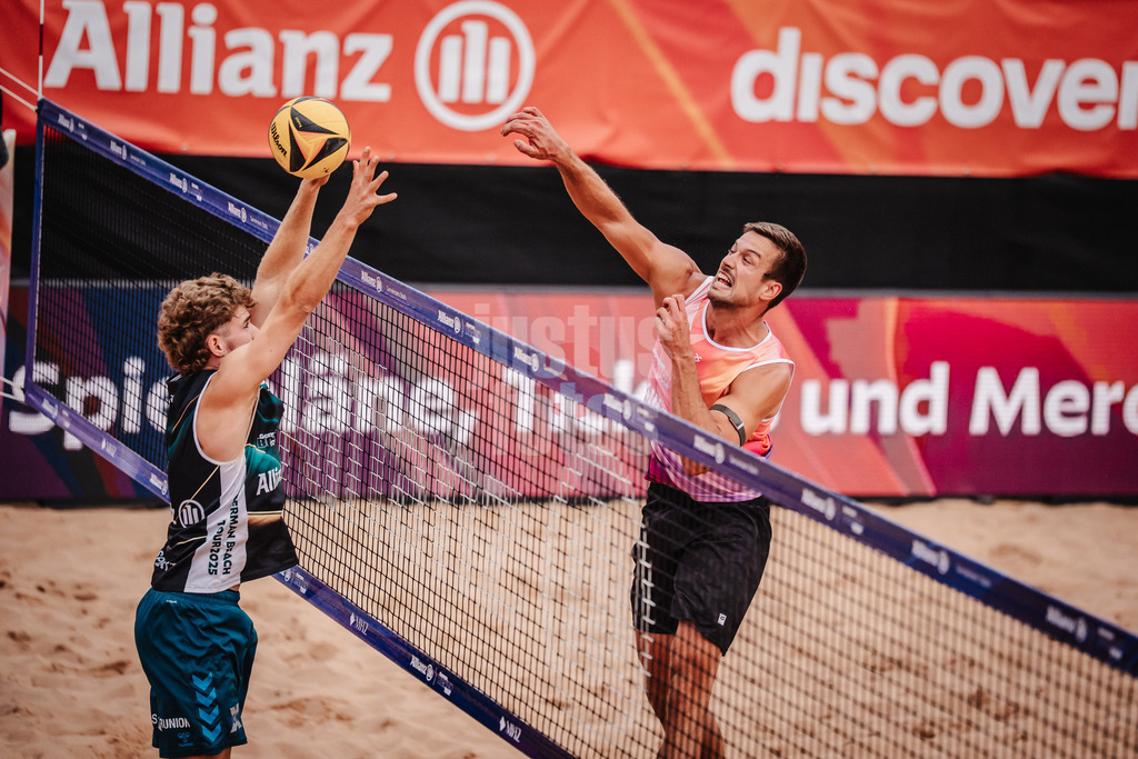 Beachvolleyball | Männer | Allianz German Beach Tour 2025 | Tourstop München | 10.07.2025 | rechts Jannis Hopt beim Angriff gegen gLuis Henrichs