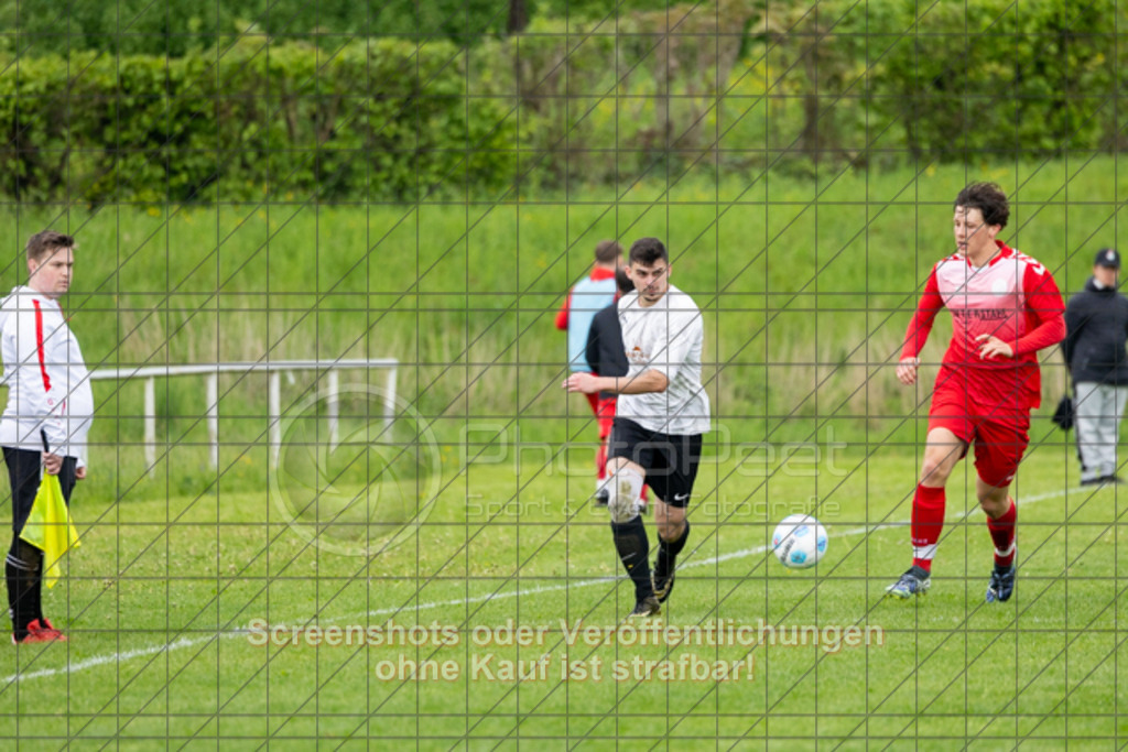 20250504_163044_0282 | #,TB Holzheim (weiß) vs. 1.FC Donzdorf II (rot), Fussball, Kreisliga B10 - Bezirk Neckar/Fils, 25. Spieltag, Saison 2024/2025, Jura-Rasensportplatz, Manzenstraße 60, 73037 Göppingen, 04.05.2025 - 15:00 Uhr,Foto: PhotoPeet-Sportfotografie/Peter Harich