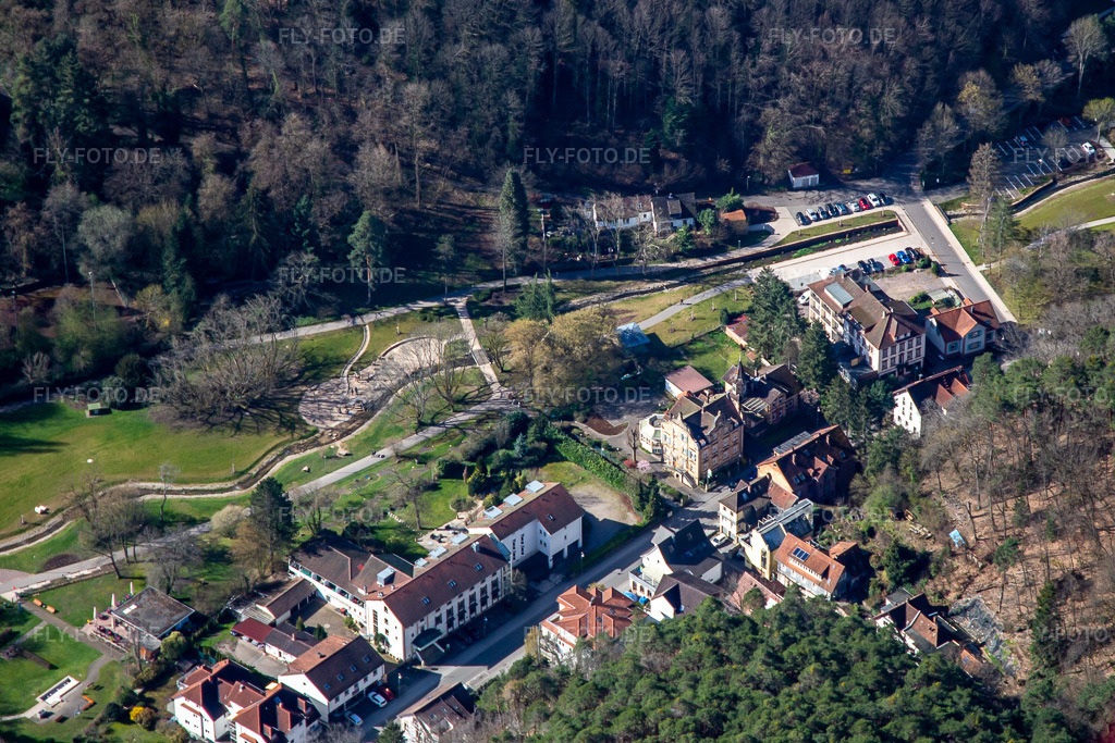 Luftbild: Kneippstraße Hotel Kurparkblick in Bad Bergzabern im Bundesland Rheinland-Pfalz in Deutschland. Foto: IMG_136122.jpg vom 28.03.2023 durch Werner Riehm/FLY-FOTO.de
