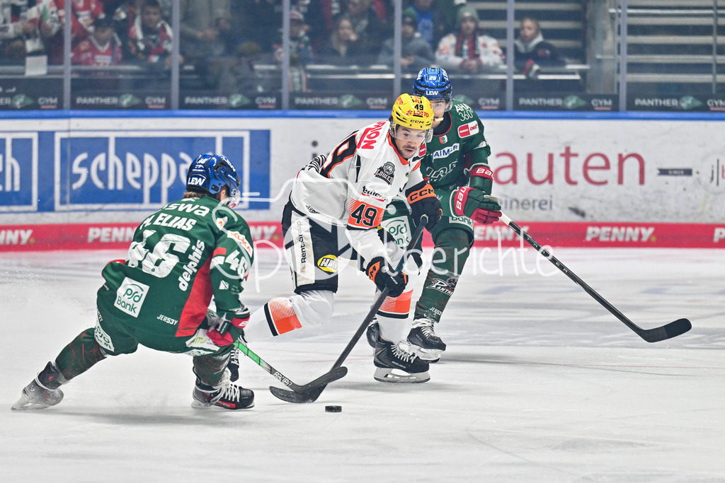 Augsburger Panther - Löwen Frankfurt | v. l. Moritz ELIAS (Augsburger Panther 46), Micahel JOYAUX (Löwen Frankfurt 49) und Christian HANKE (Augsburger Panther 25), Zweikampf beim match zwischen den Augsburger Panthern und den Löwen Frankfurt am 8. Spieltag der Penny DEL im Curt Frenzel Stadion am 19.10.2025