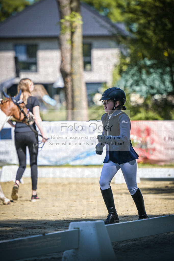 DOS_8115 | Entdecke hochwertige Reitturnierfotos von Foto Oger. Professionell, emotional und authentisch – jetzt Lieblingsmomente im Shop bestellen.Deutschlandweite Turnierfotografie. - Realisiert mit Pictrs.com