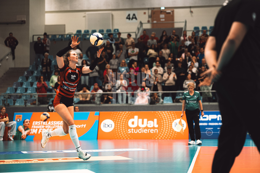Volleyball | Frauen | Saison 2025/2026 | Volleyball Bundesliga | ETV Hamburger Volksbank Volleys vs. Dresdner SC | 15.11.2025 | Hannah Ammerman (#12, ETV Hamburger Volksbank Volleys) beim Aufschlag