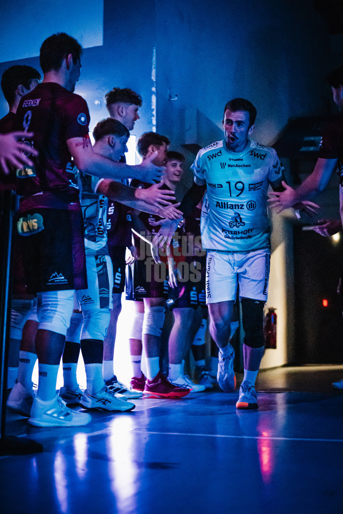 Volleyball | Herren | Saison 2025/2026 | Volleyball Ligacup | SWD powervolleys Düren vs. Energiequelle Netzhoppers KW | 12.10.2024 | Ryan Poole (#19, SWD powervolleys Düren) läuft in die Arena ein