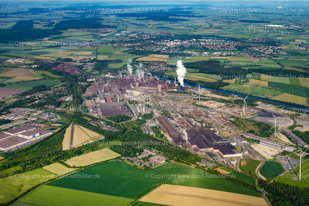 Salzgitter_Stahlwerk_ELS_4037050623 | SALZGITTER 05.06.2023 Blick auf die rauchenden Schlote auf den Industriegebiet des Stahlwerkes der Salzgitter AG in Salzgitter im Bundesland Niedersachsen. Weiterführende Informationen bei: Salzgitter Aktiengesellschaft. // Industrial area of the steel mill of Salzgitter AG in Salzgitter in Lower Saxony. Further information at: Salzgitter Aktiengesellschaft. Foto: Martin Elsen