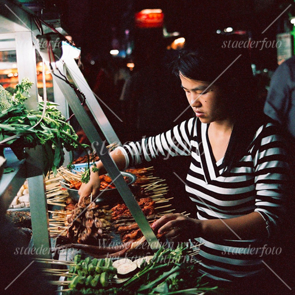 Maedchen_an_Vitrine | Der Fotograf für Portraitfotografie aus Berlin | staederfoto.de - Realisiert mit Pictrs.com