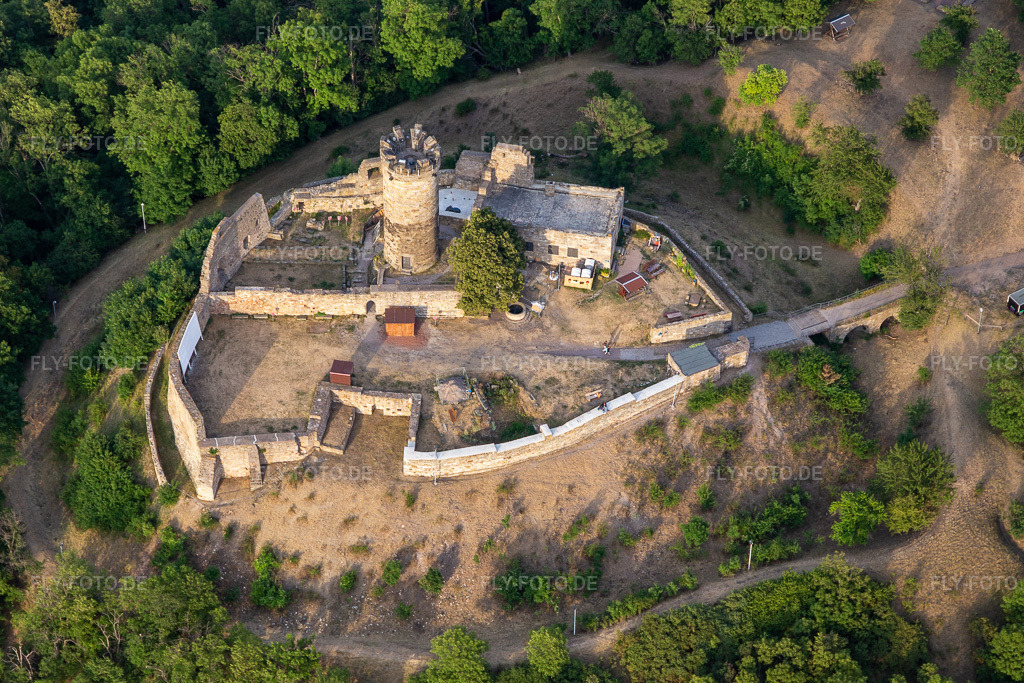 Luftbild: Burgruine Mühlburg von Westen im Ortsteil Mühlberg in Drei Gleichen im Bundesland Thüringen in Deutschland. Foto: IMG_116095.jpg vom 10.07.2019 durch Werner Riehm/FLY-FOTO.deThüringer Burgenland - Drei Gleichen