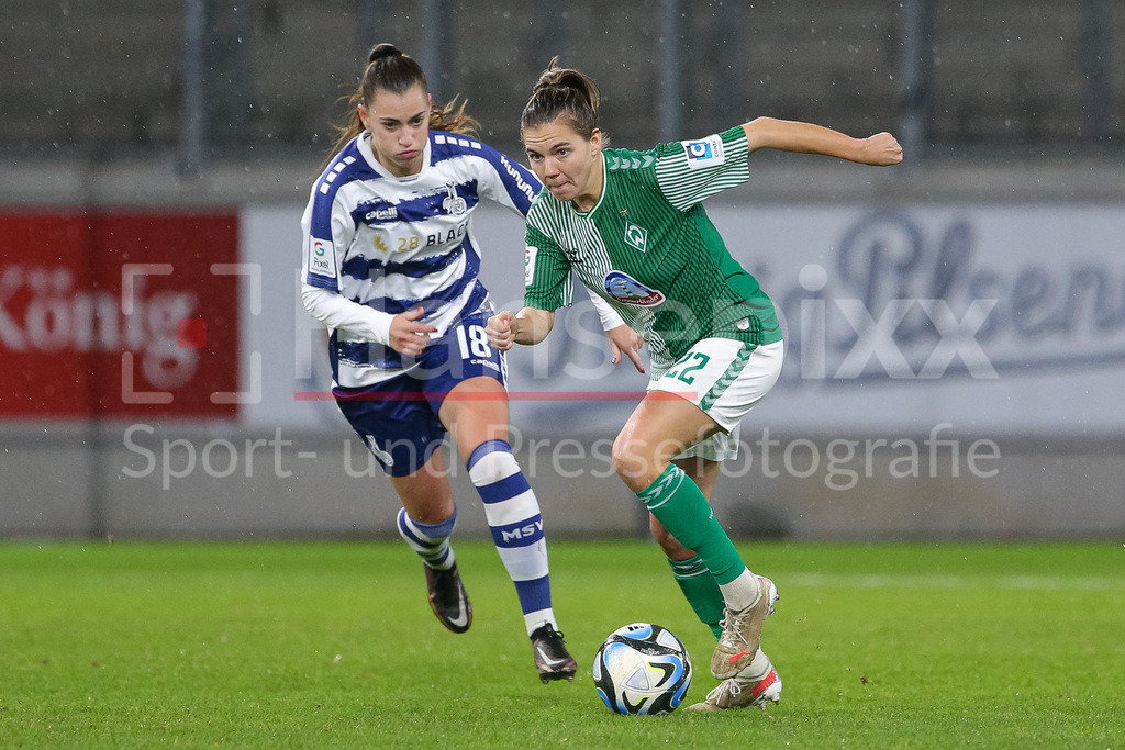 Fussball, Google Pixel Frauen-Bundesliga, MSV Duisburg - SV Werder Bremen | v.li.: Jelena Prvulovic (MSV Duisburg, 18) und Rieke Dieckmann (SV Werder Bremen, 22) im Zweikampf, Duell, Dynamik, Aktion, Action, Spielszene, DIE DFB-RICHTLINIEN UNTERSAGEN JEGLICHE NUTZUNG VON FOTOS ALS SEQUENZBILDER UND/ODER VIDEOÄHNLICHE FOTOSTRECKEN. DFB REGULATIONS PROHIBIT ANY USE OF PHOTOGRAPHS AS IMAGE SEQUENCES AND/OR QUASI-VIDEO.