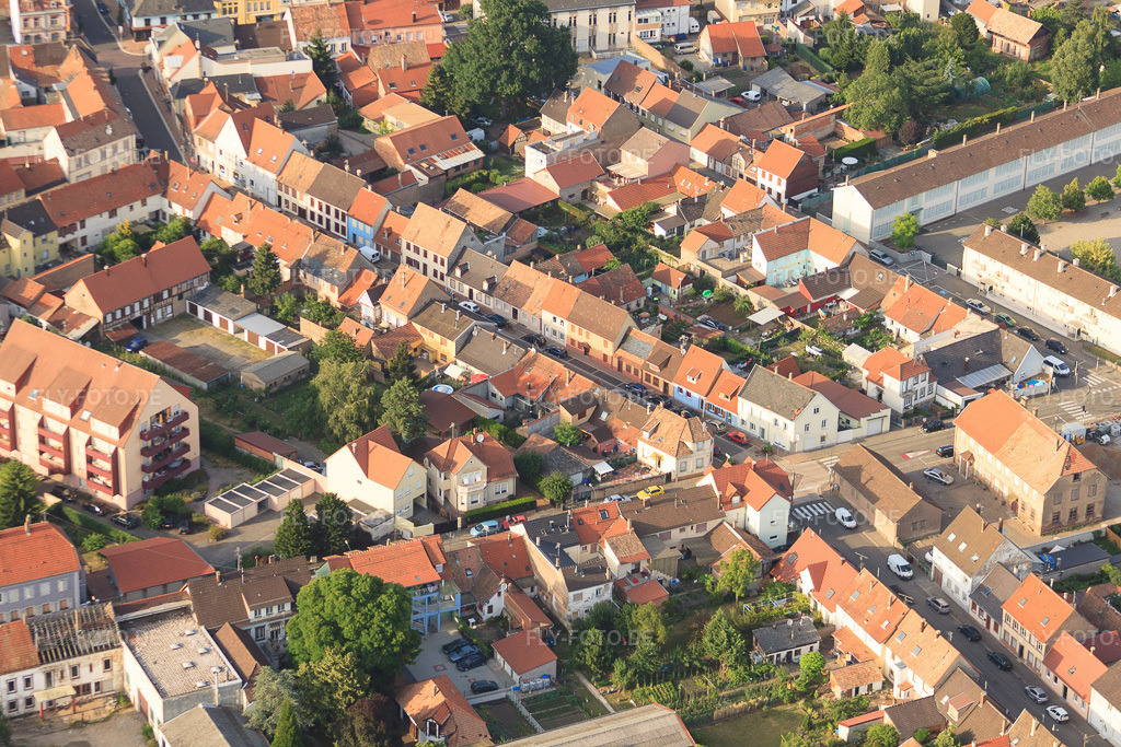 Luftbild: Rue de la Pomme d'Or in Bischwiller im Bundesland Bas-Rhin in Frankreich. – Foto: IMG_30414.jpg vom 09.07.2010 durch Werner Riehm/FLY-FOTO.de – Auflösung des Originals: 4752 x 3168 px