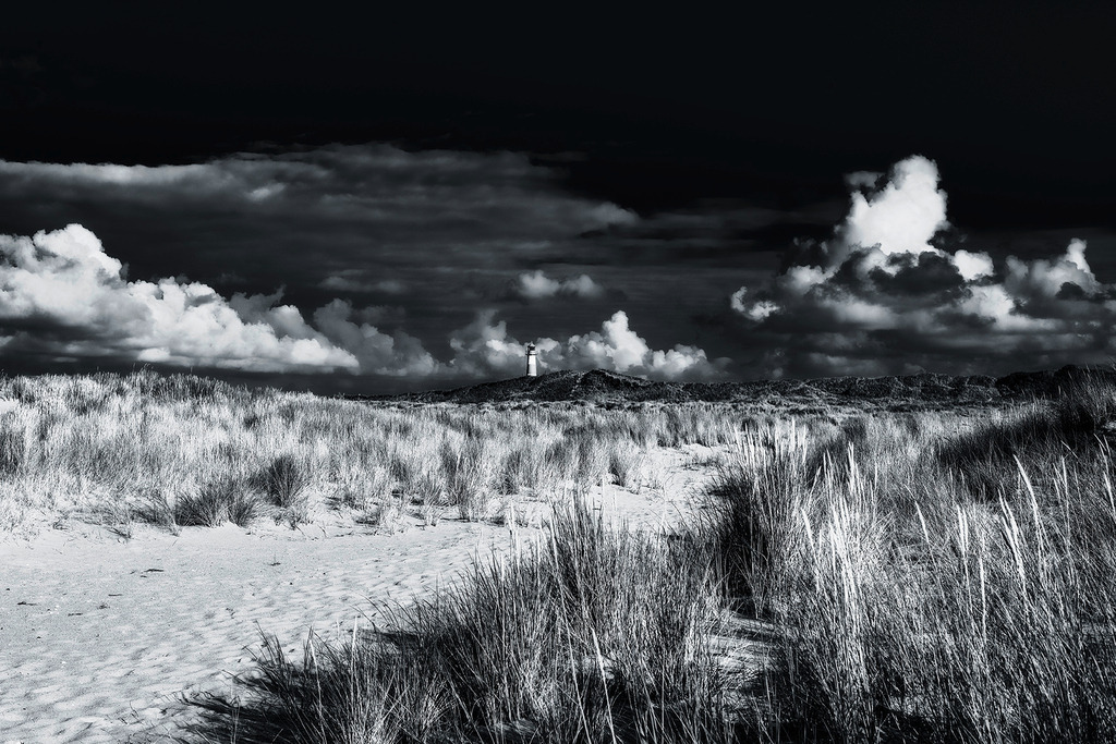 Leuchtturm mit Wolken, Sylt | Schwarz/Weiß Motiv in den Dünen am Ellenbogen auf Sylt mit Leuchtturm - Realisiert mit Pictrs.com