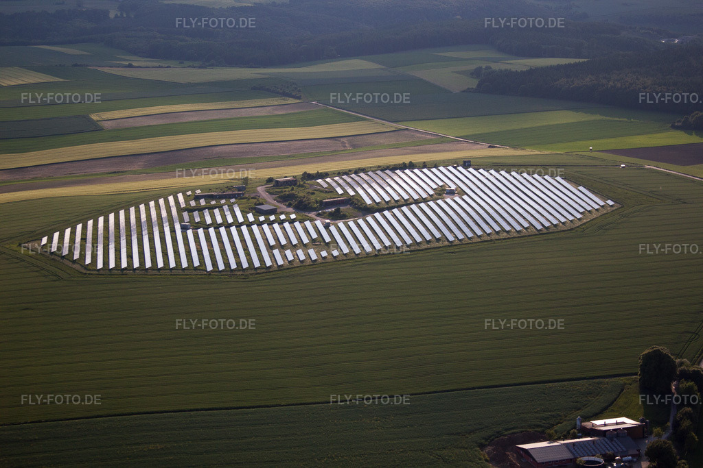Luftbild: Panelreihen der Photovoltaikanlage und Solarpark bzw. Solarkraftwerk im Ortsteil Tietelsen in Beverungen im Bundesland Nordrhein-Westfalen in Deutschland. Foto: IMG_65416.jpg vom 24.05.2014 durch Werner Riehm/FLY-FOTO.de