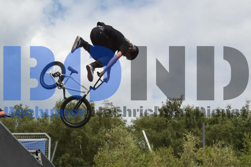 SES_TTG3X320250717-165 | bond - Realisiert mit Pictrs.com