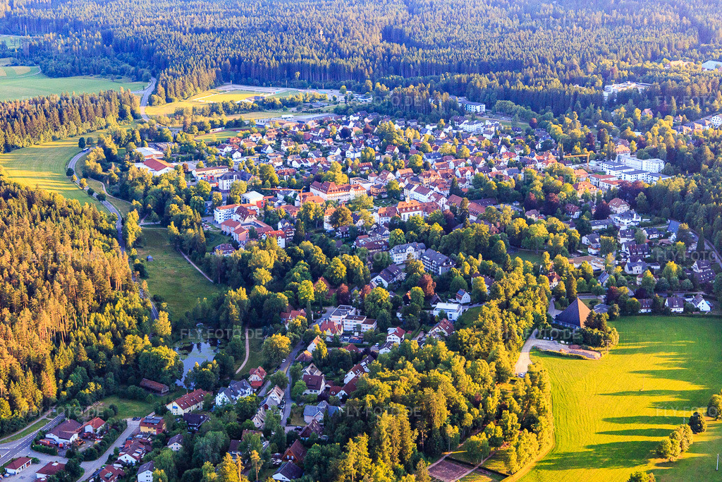 Luftbild: Ortsansicht aus Nordosten im Ortsteil Burgberg in Königsfeld im Bundesland Baden-Württemberg in Deutschland. Foto: IMG_148724.jpg vom 27.06.2025 durch Werner Riehm/FLY-FOTO.de