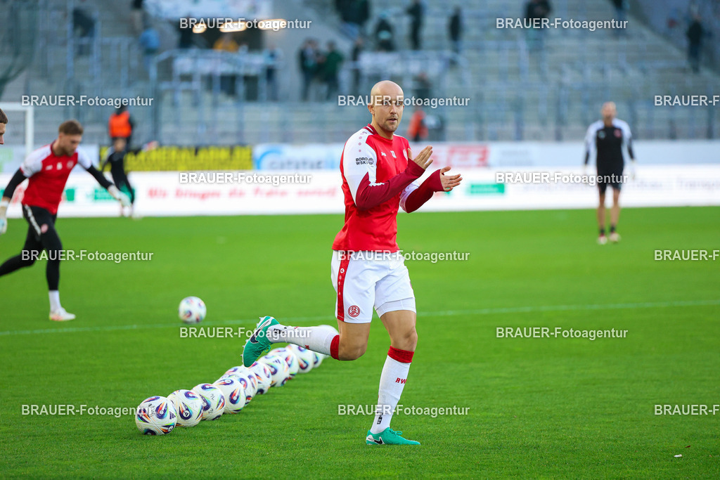 Rot-Weiss Essen - 1.Fc Schweinfurt | Essen, Deutschland, 02.11.2025 Tobias Kraulich  (Rot-Weiss Essen) begrüßt die Fanswährend des 3.Liga Spiels zwischen  Rot-Weiss Essen und 1.Fc Schweinfurt am 02.11.2025 im Stadion an der Hafenstraße in Essen. (Foto von Timo Bluhmki-Schmidt/Brauer Fotoagentur