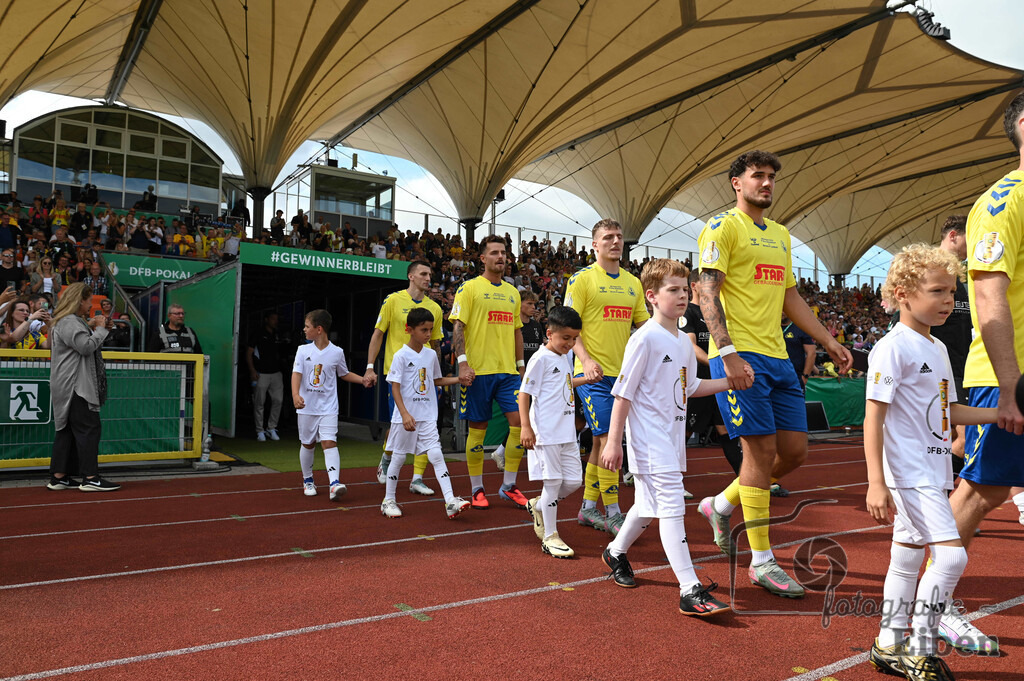 SV Atlas-Delmenhorst-Borussia Mönchengladbach | DFB-Pokal 1. Runde;SV Atlas Delmenhorst (gelb)-Borussia Mönchengladbach (schwarz) am 17.08.2025 in Oldenburg (Marschweg-Stadion), Photo: Philip Eiben 2025 - Realisiert mit Pictrs.com